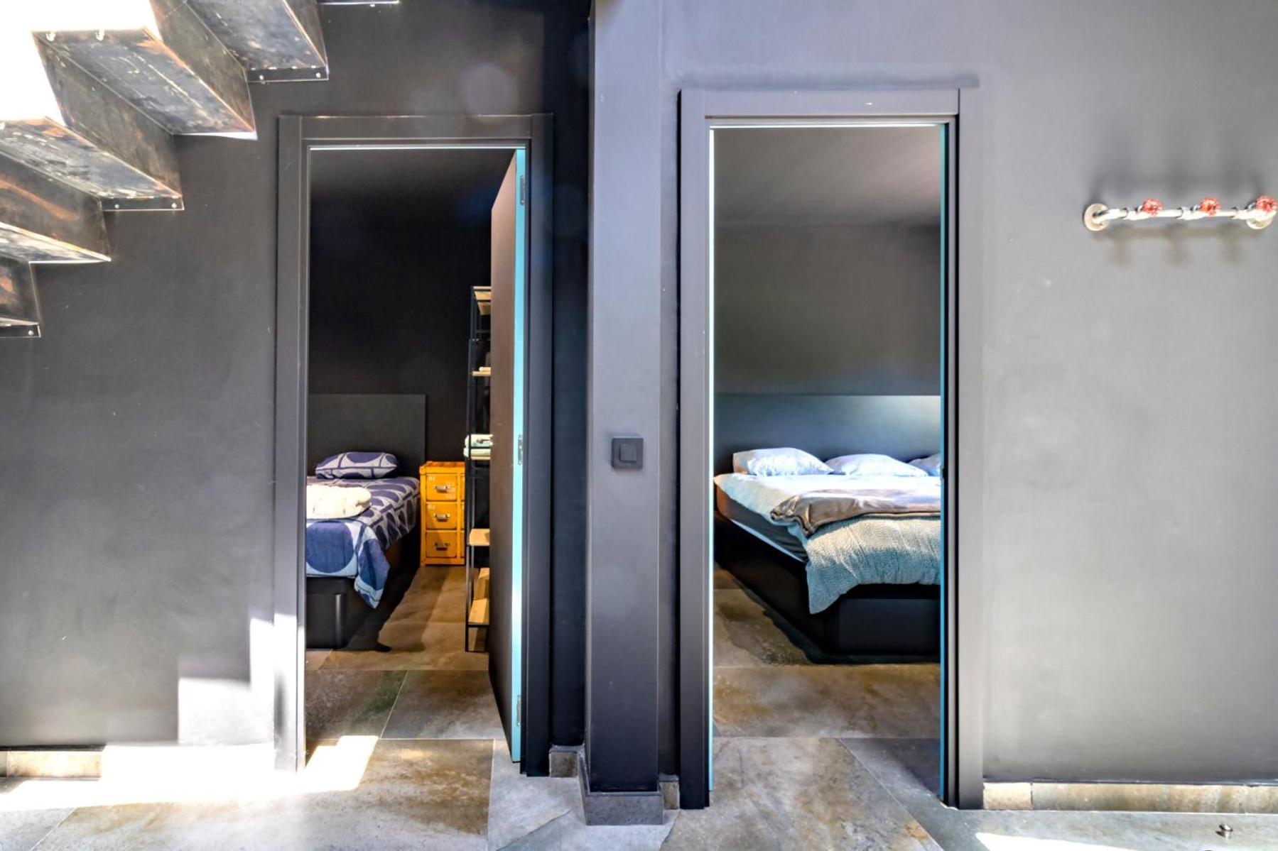 Black House Sorprendente Casa Estilo Industrial Olot Exterior foto