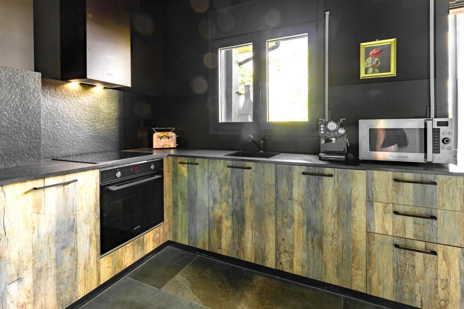 Black House Sorprendente Casa Estilo Industrial Olot Exterior foto